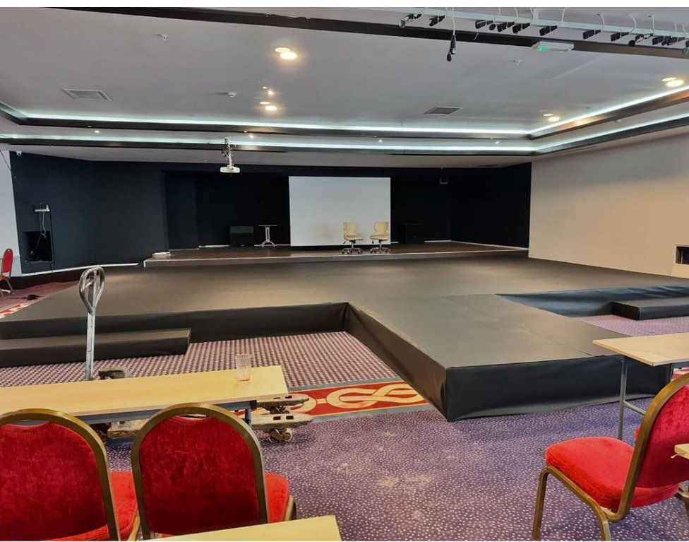 Antalya'da otel ve salonlar için kurulan profesyonel sahne kiralama ve projelendirme sistemleri