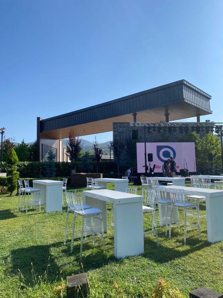 Antalya kır düğünü ve açık hava organizasyonları için beyaz örtülü bistro kokteyl masası kiralama ve profesyonel sahne kurulumu.