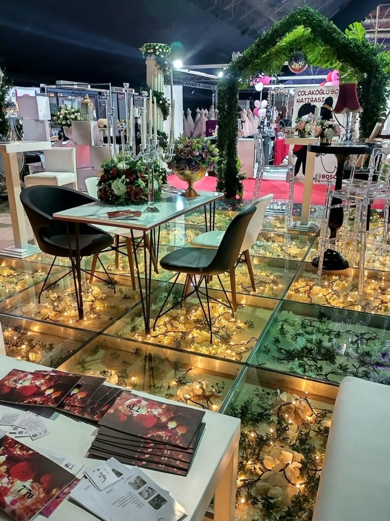 Antalya kurumsal gala geceleri ve lansmanlar için anahtar teslim dekorasyon ve cam podyum uygulamaları
