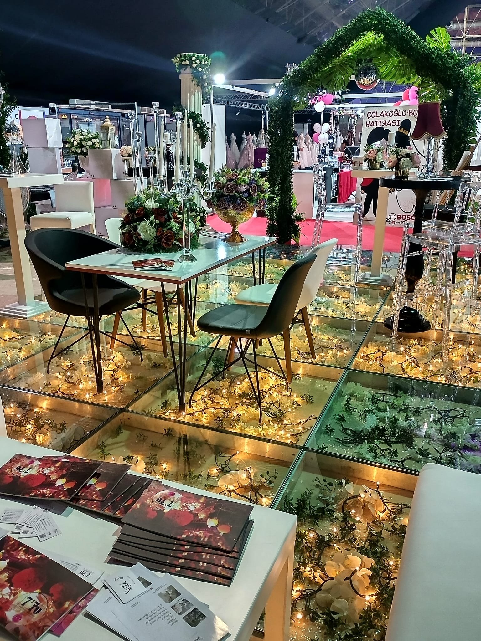 Antalya kurumsal gala geceleri ve lansmanlar için anahtar teslim dekorasyon ve cam podyum uygulamaları