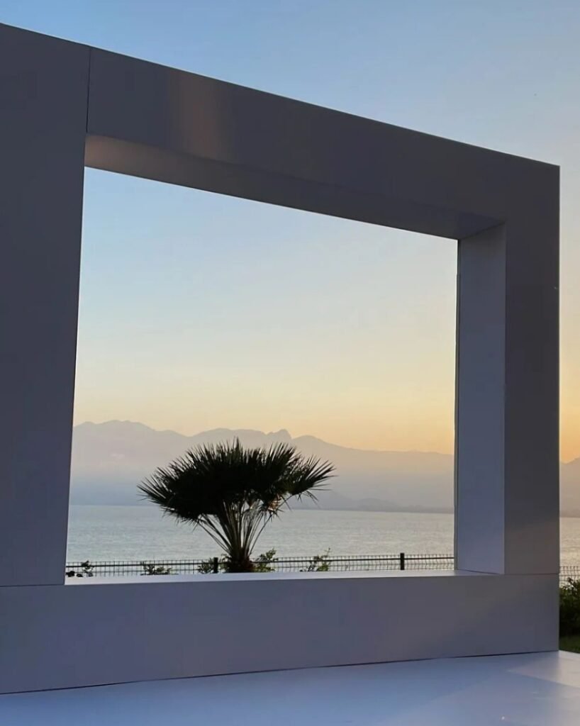 Antalya sahilinde ve lüks mekanlarda gün batımı manzaralı özel podyum ve sahne kiralama uygulaması - Diamond Sahne Dekor